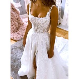 Beautiful Lace Sleeveless Wedding Gown/Dress